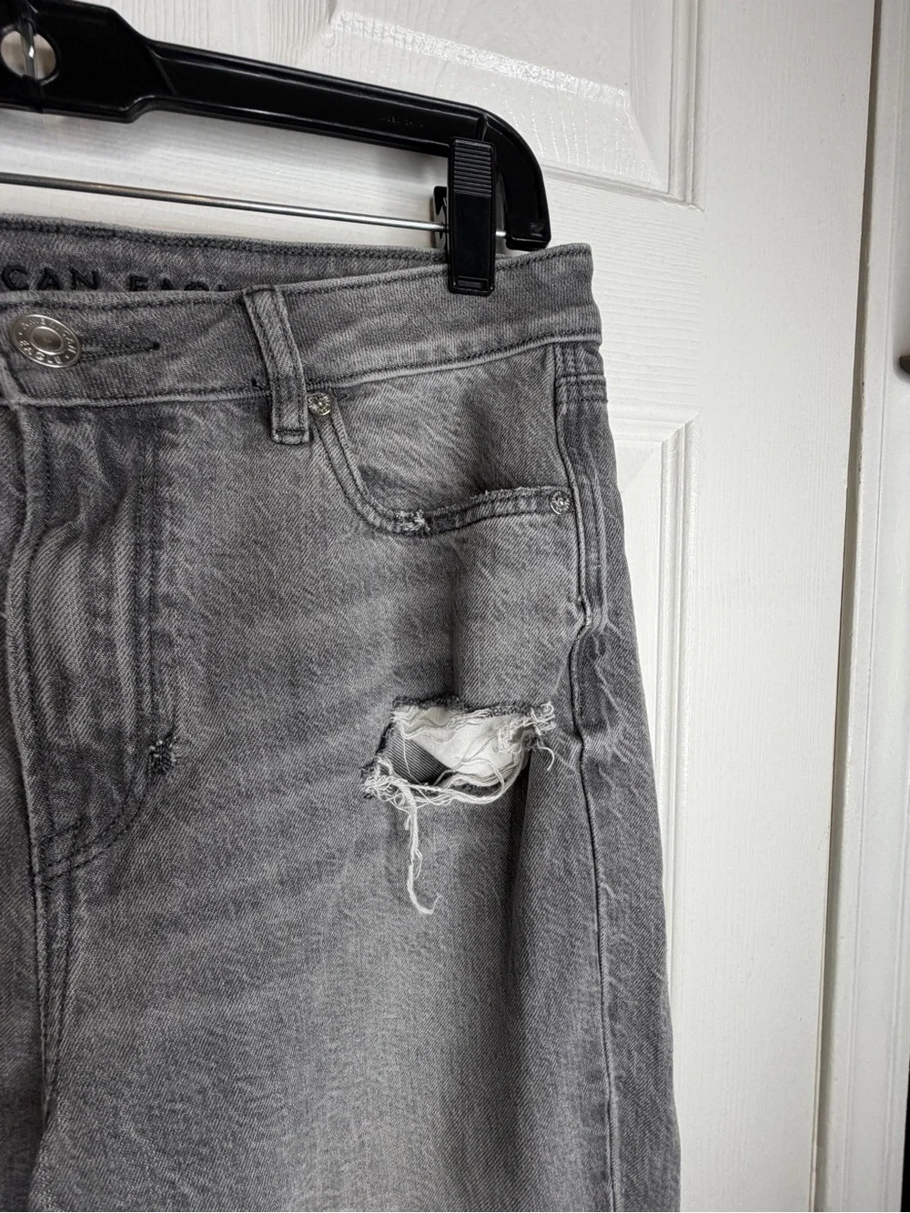 AE American Eagle Womens 10 Regular Mom Jeans Gray Distressed Ripped Denim 30